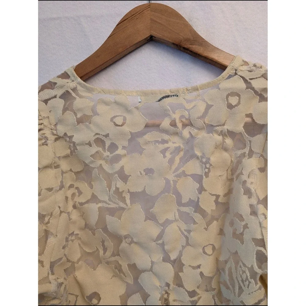 Zara Cream Floral Lace Burnout Puff Sleeve Ruffle Crop‎ Top Small V-Neck Button